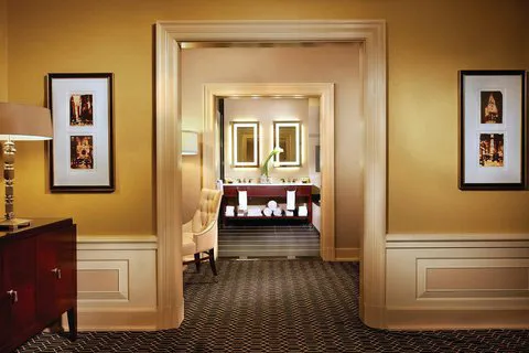 The Algonquin Hotel Times Square, Autograph Collection 4