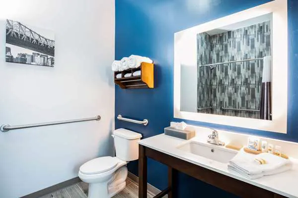 La Quinta Inn and Suites by Wyndham Long Island City 1