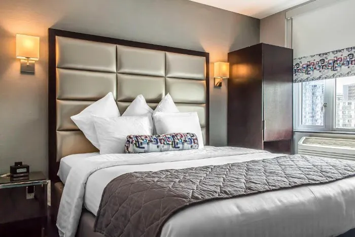 Umbrella Hotel Bronx 4