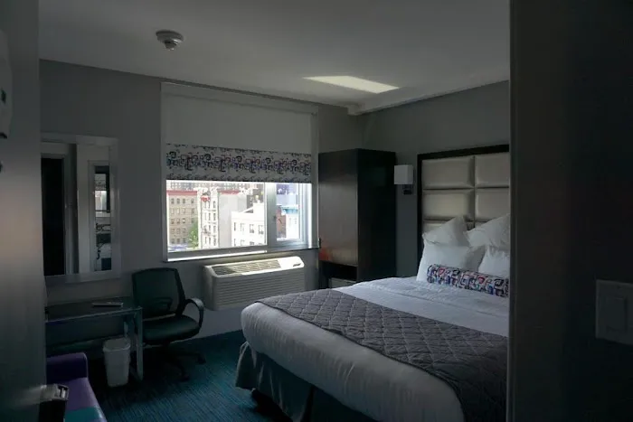 Umbrella Hotel Bronx 4
