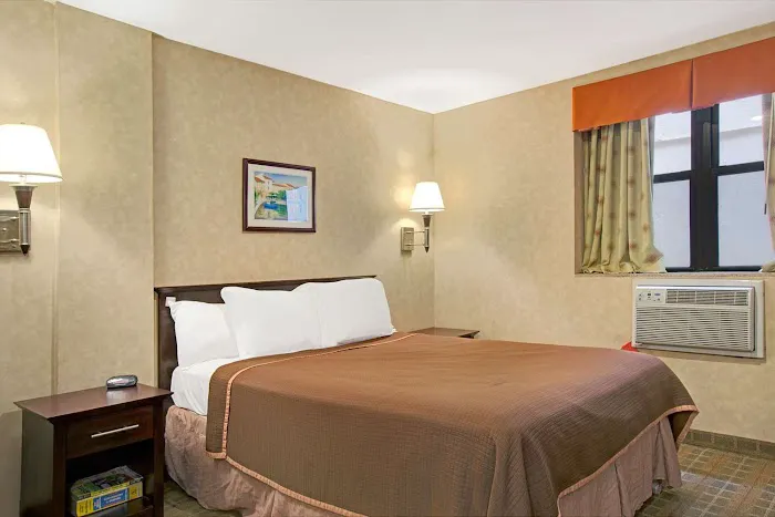 Howard Johnson Inn Yankee Stadium 4