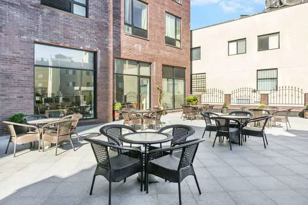 Ramada by Wyndham Flushing Queens 4