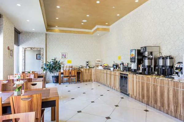 Ramada by Wyndham Flushing Queens 4