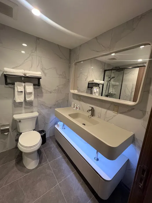 Ramada by Wyndham Flushing Queens 4