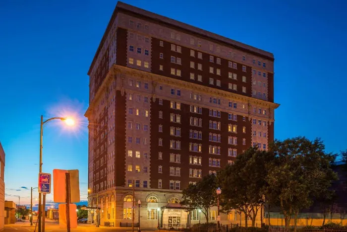 Utica Hotel 4