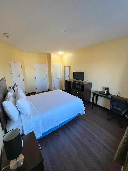 Ozone Inn & Suites 4
