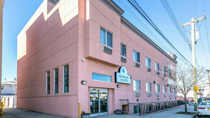 Ozone Inn & Suites 4