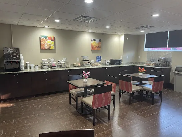 Travelodge by Wyndham Ozone Park 4