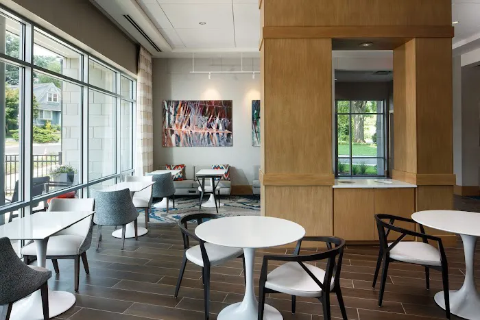 Hampton Inn & Suites Teaneck Glenpointe 4