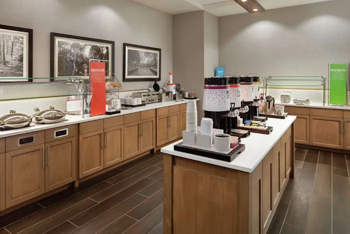 Hampton Inn & Suites Teaneck Glenpointe 4