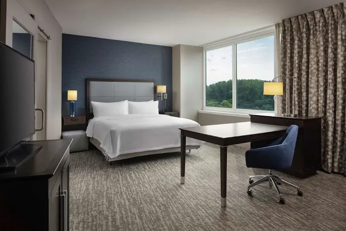 Hampton Inn & Suites Teaneck Glenpointe 4
