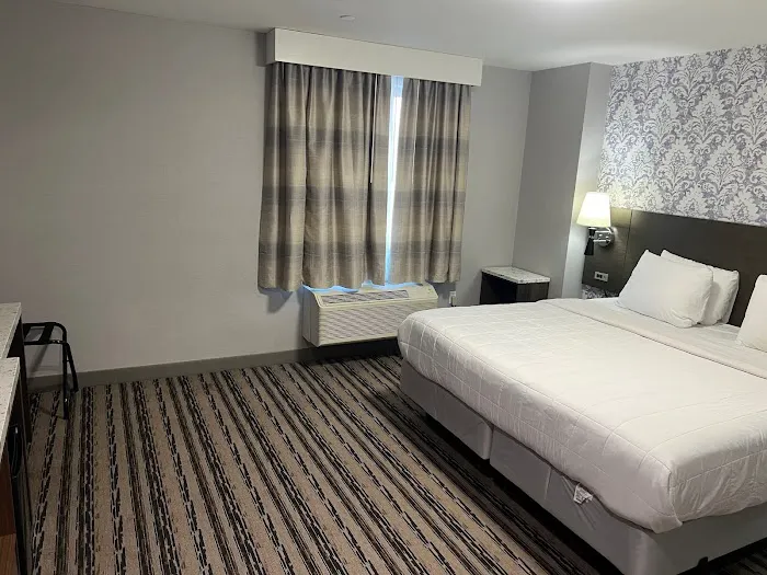 THE Essence Hotel At JFK 4