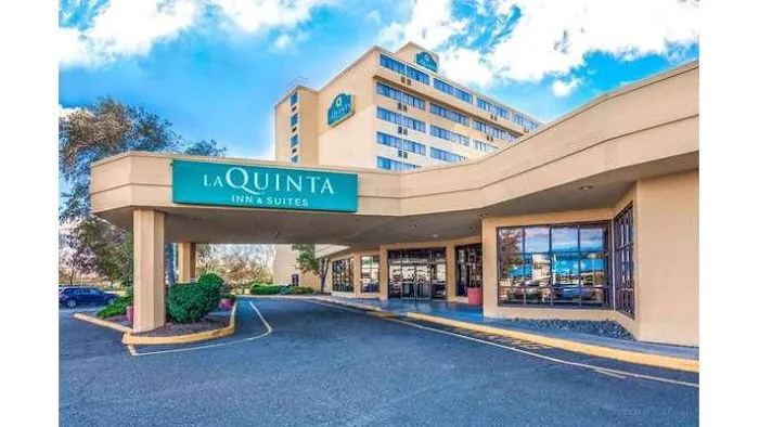 La Quinta Inn & Suites by Wyndham Secaucus Meadowlands 1