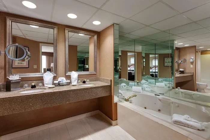 Crowne Plaza Englewood by IHG 4