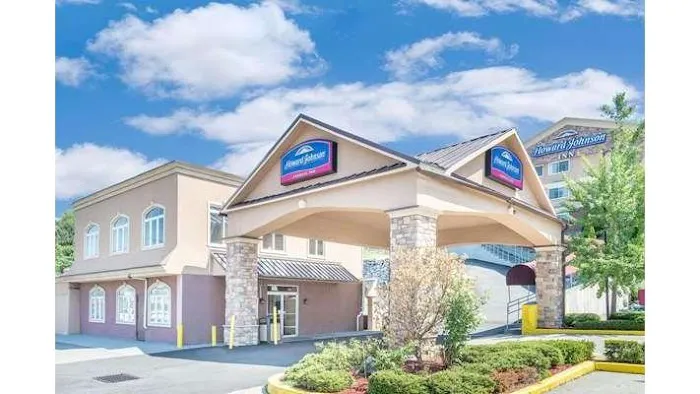 Howard Johnson by Wyndham North Bergen 4