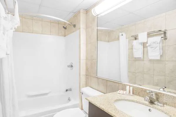 Howard Johnson by Wyndham North Bergen 4