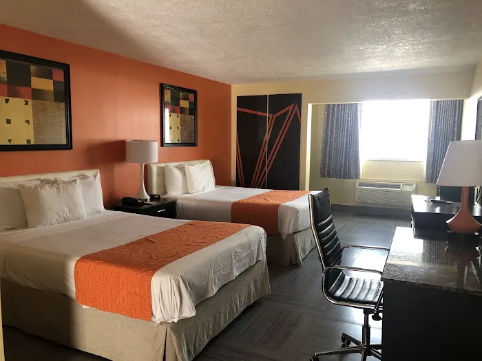 Howard Johnson by Wyndham North Bergen 4