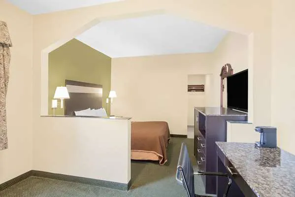 Howard Johnson by Wyndham North Bergen 4