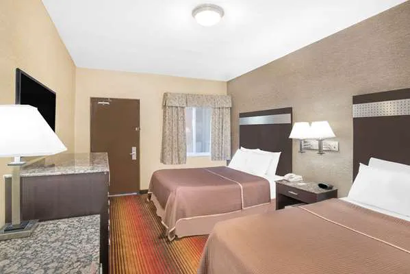 Howard Johnson by Wyndham North Bergen 4