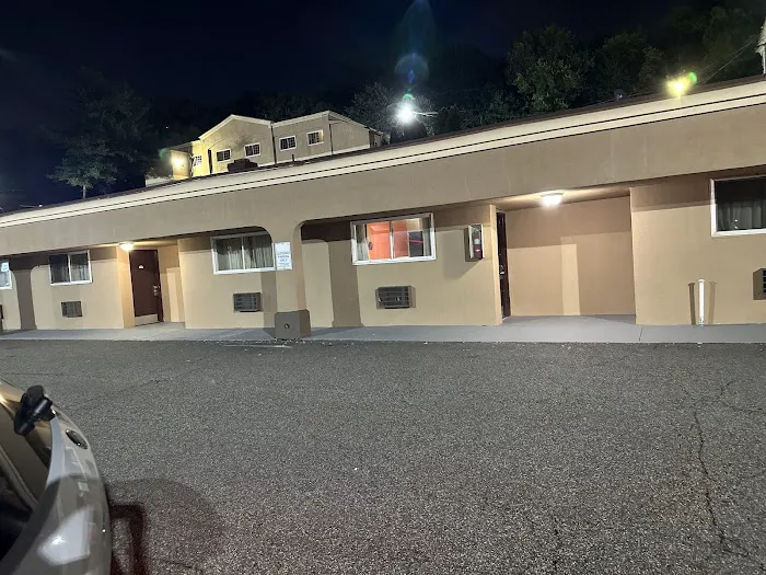 Howard Johnson by Wyndham North Bergen 4