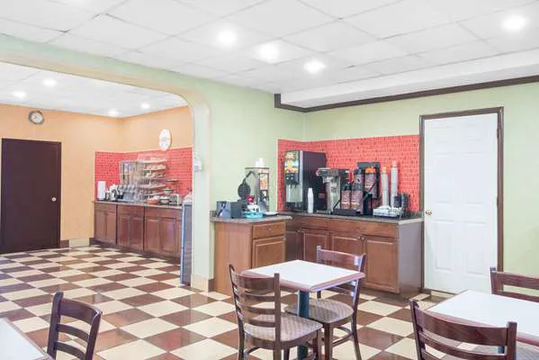 Howard Johnson by Wyndham North Bergen 4