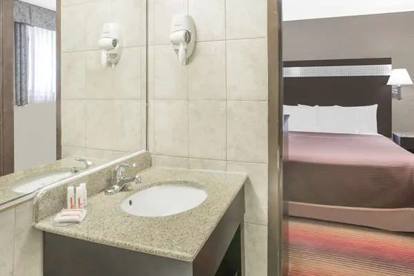 Howard Johnson by Wyndham North Bergen 4