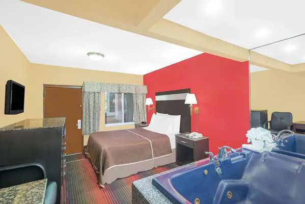 Howard Johnson by Wyndham North Bergen 4