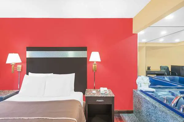 Howard Johnson by Wyndham North Bergen 4