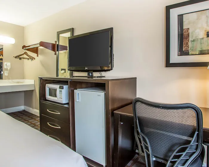 Econo Lodge Meadowlands 3