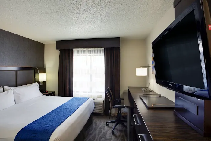 Holiday Inn Express & Suites Meadowlands Area by IHG 4