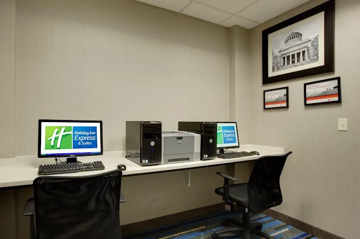 Holiday Inn Express & Suites Meadowlands Area by IHG 4