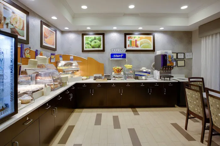Holiday Inn Express & Suites Meadowlands Area by IHG 4