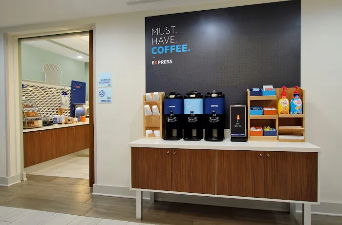 Holiday Inn Express & Suites Meadowlands Area by IHG 4