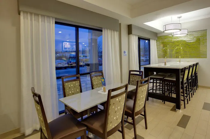 Holiday Inn Express & Suites Meadowlands Area by IHG 4