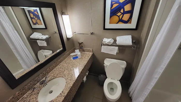 Holiday Inn Express & Suites Meadowlands Area by IHG 4