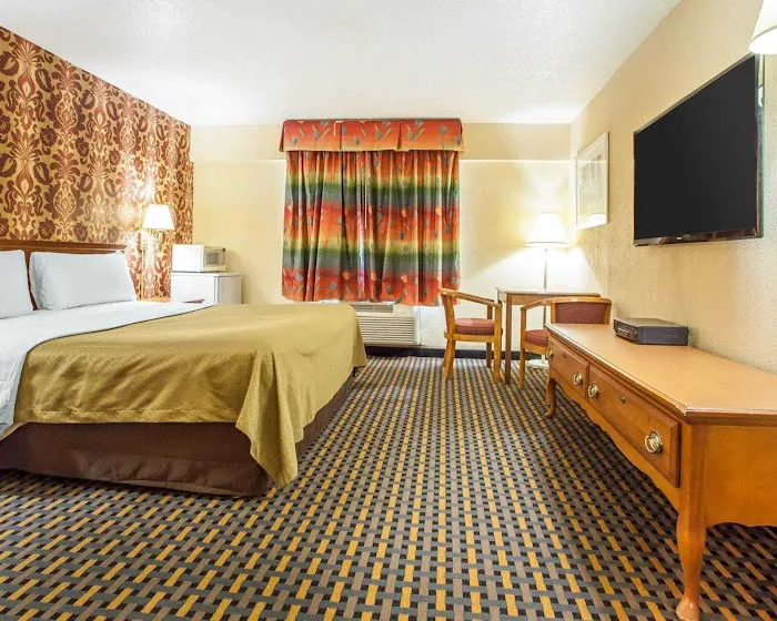Econo Lodge 5