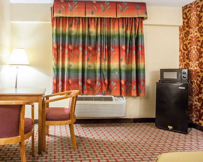 Econo Lodge 5