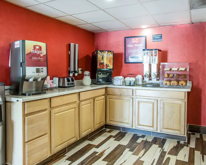 Econo Lodge 5