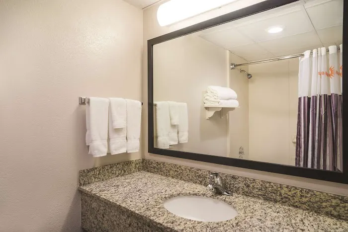La Quinta Inn & Suites by Wyndham Clifton/Rutherford 4