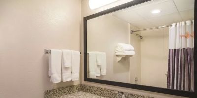La Quinta Inn & Suites by Wyndham Clifton/Rutherford