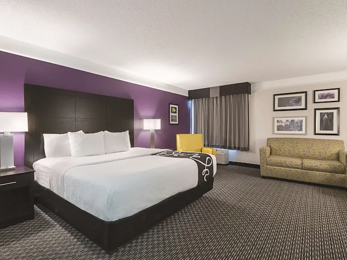 La Quinta Inn & Suites by Wyndham Clifton/Rutherford 4