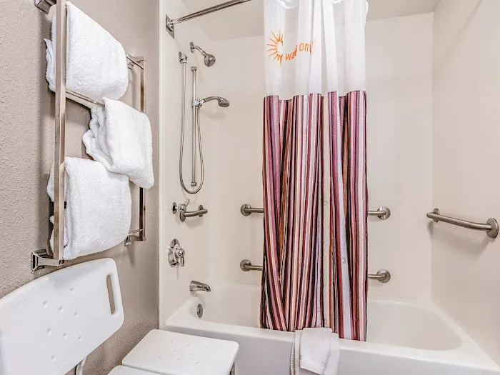 La Quinta Inn & Suites by Wyndham Clifton/Rutherford 4