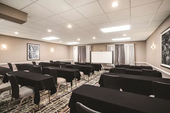 La Quinta Inn & Suites by Wyndham Clifton/Rutherford 4