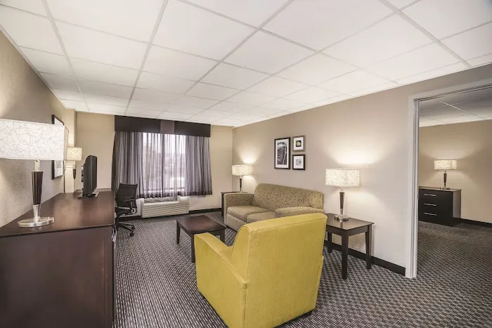 La Quinta Inn & Suites by Wyndham Clifton/Rutherford 4