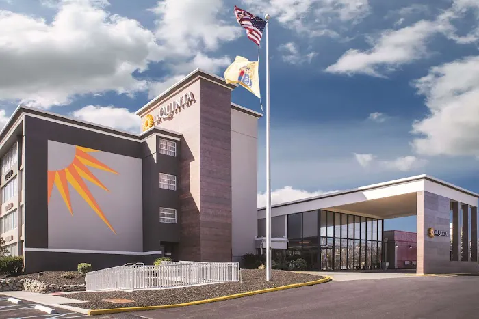 La Quinta Inn & Suites by Wyndham Clifton/Rutherford 4