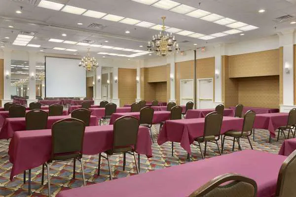 Ramada by Wyndham Rochelle Park Near Paramus 4
