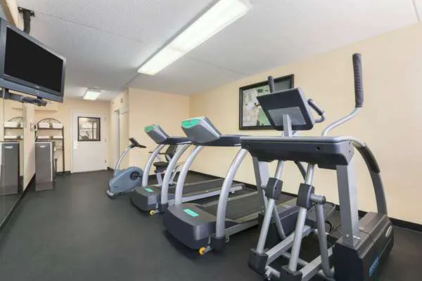 Ramada by Wyndham Rochelle Park Near Paramus 4