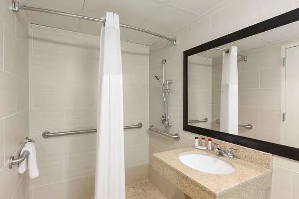 Ramada by Wyndham Rochelle Park Near Paramus 4