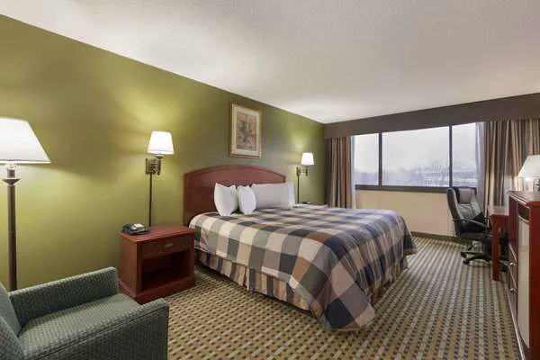 Ramada by Wyndham Rochelle Park Near Paramus 4
