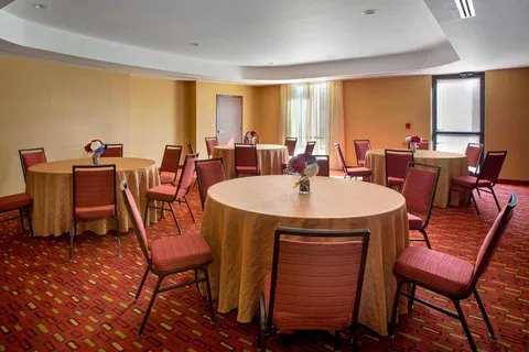 Courtyard Paramus 4